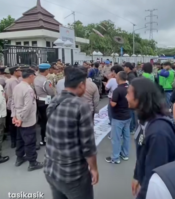BEM UNJUK RASA KE BALE KOTA TASIKMALAYA
