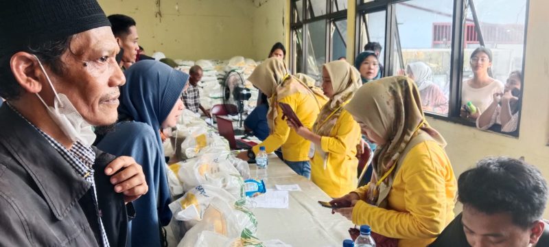 Beras 20 Kg, Warga Bidara Cina Antusias!