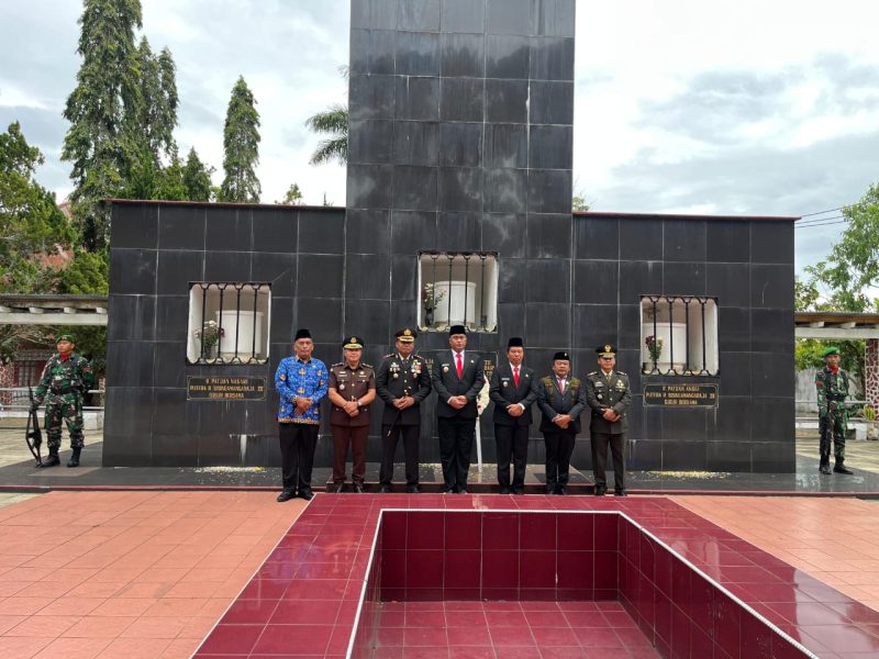 Kapolres Toba Pimpin Upacara dan Tabur Bunga di Makam Pahlawan Sisingamangaraja XII Balige