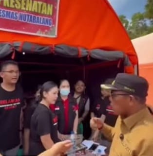 Bersama DPP PDI Perjuangan Bupati Tapteng Beri Bantuan Peralatan Sekolah di Sekolah Darurat di Posko Pengungsian Kebun Pisang