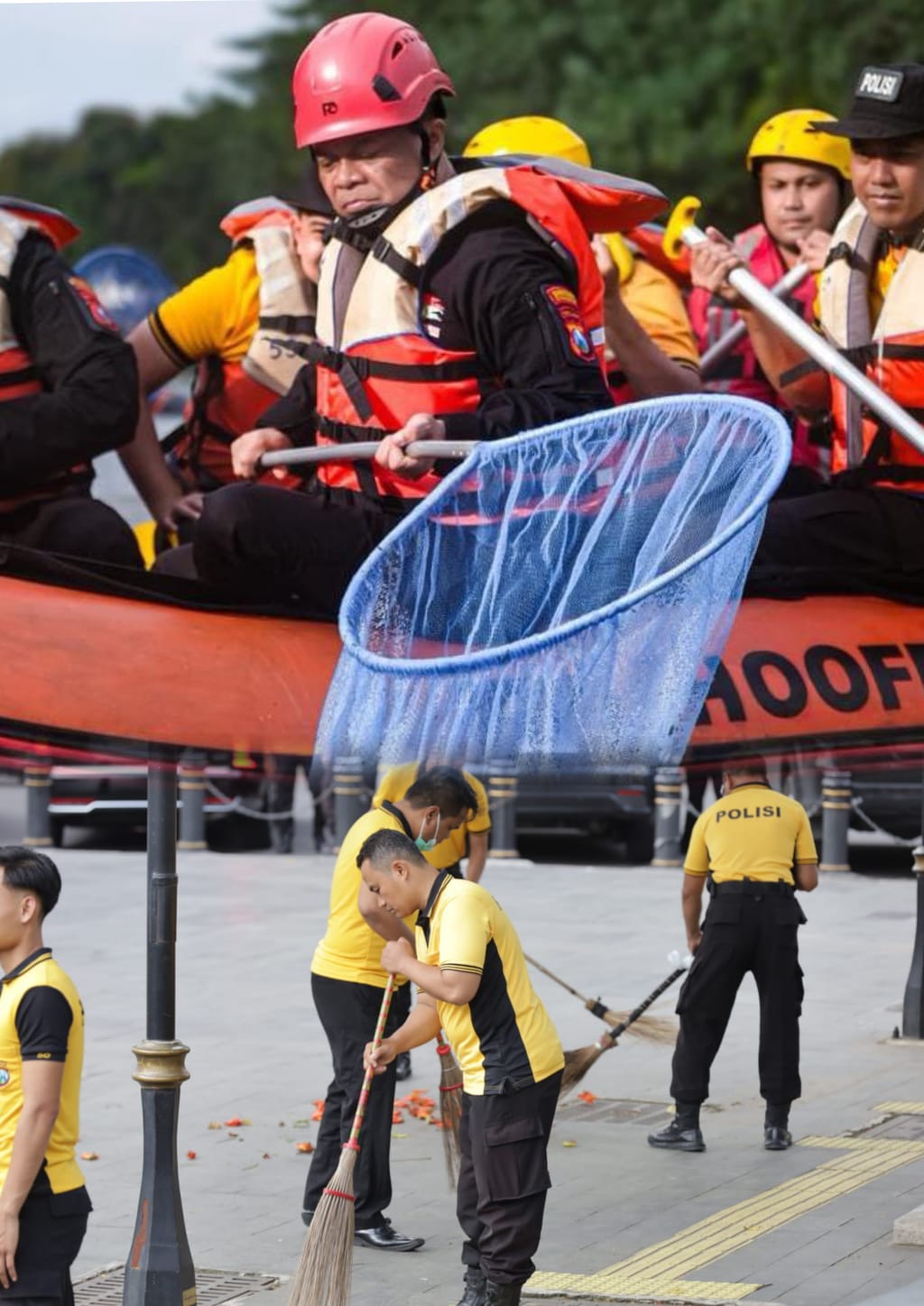 Gerakan Nasional ASRI: Polrestabes Surabaya Bersihkan Kawasan Jembatan Merah