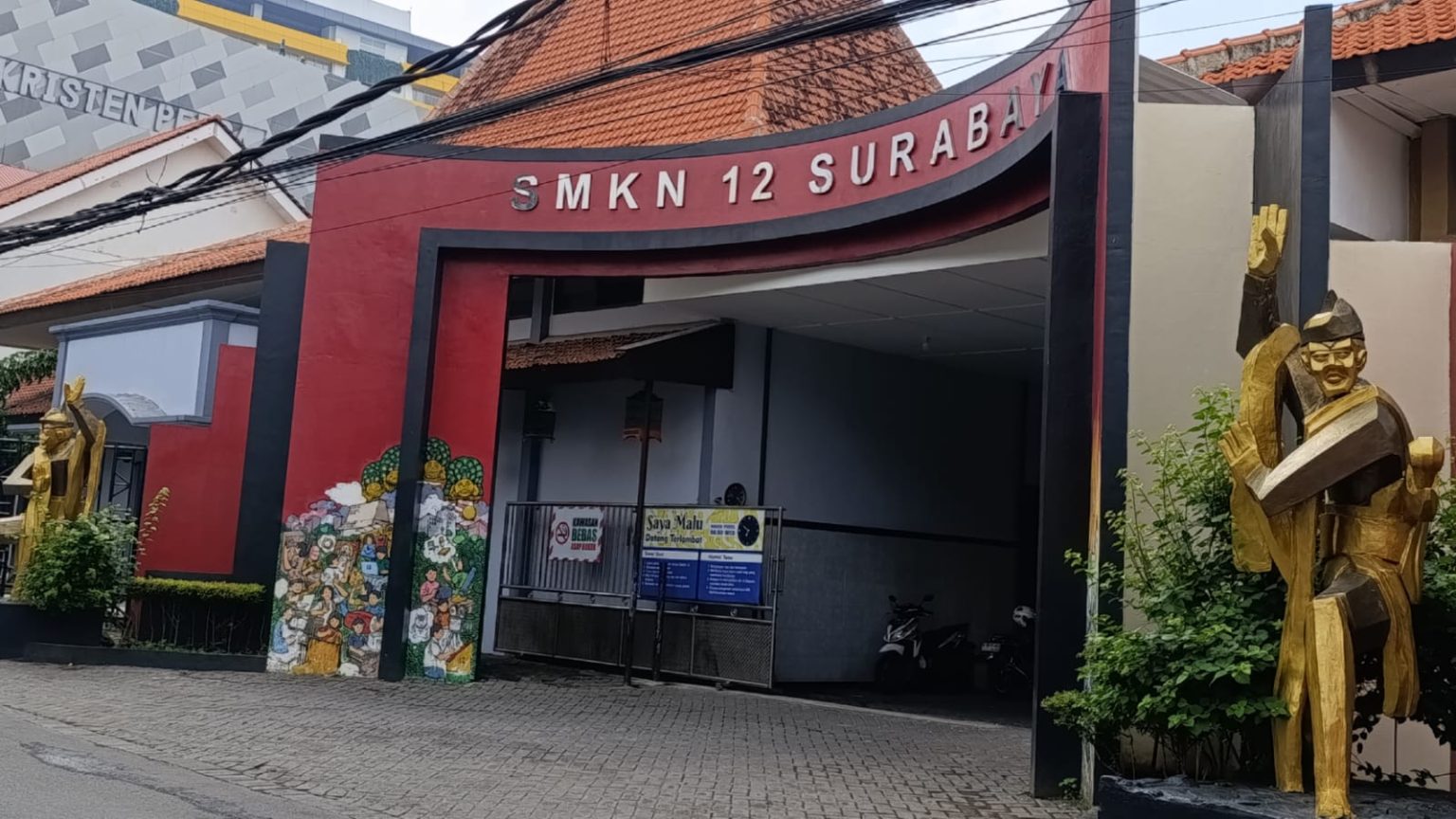 Teror Senpi di SMKN 12 Surabaya: MAKI Jatim Desak Kadindik Copot Kepsek dan Seret Oknum ke Meja Hukum